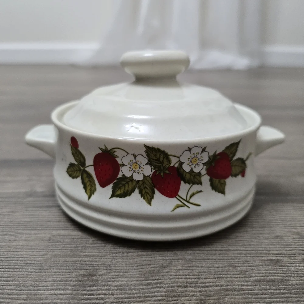 80's Susanne Bake Serve N' Store Stoneware Strawberries Daisies With Lid
